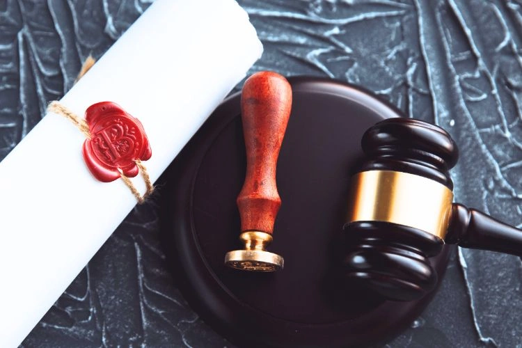 Maillet et un tampon représentant le statut juridique d'une société