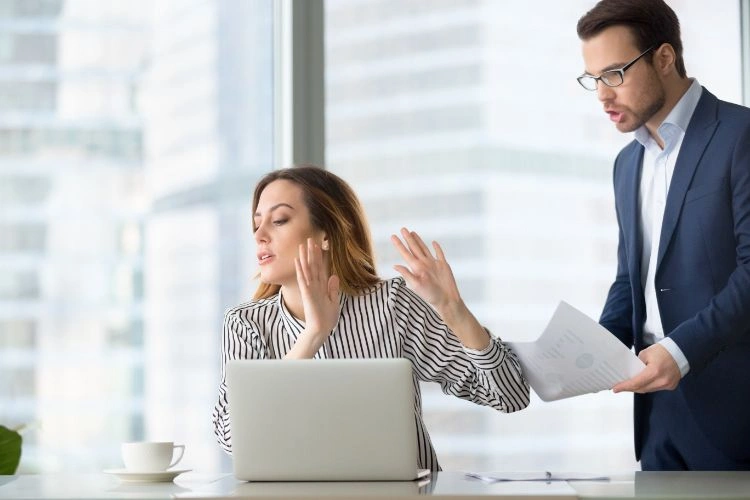 Femme refusant de coopérer avec son collègue, illustrant ainsi les inconvénients du travail posté en équipe