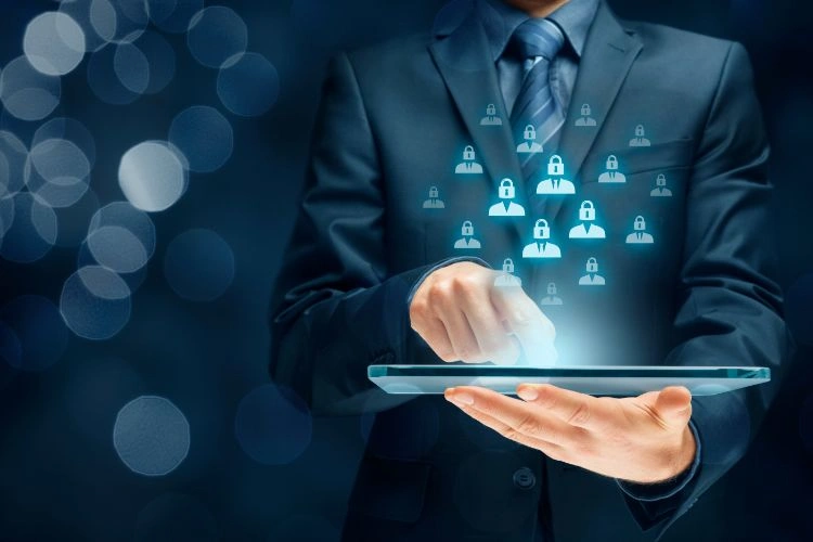 Homme en train de virtuellement utiliser avec consentement les données des clients