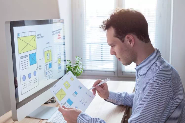 Web designer en train de créer un site e-commerce