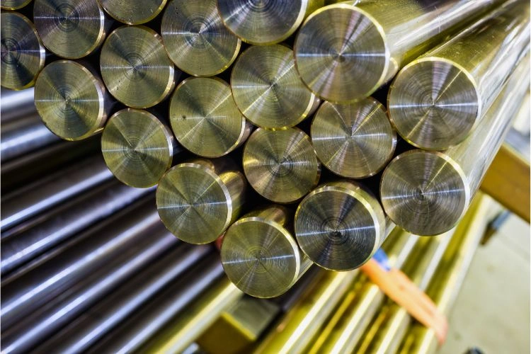 Bâtons de laitons entreposés représentant le guide complet sur l'achat et la revente chez un ferrailleur