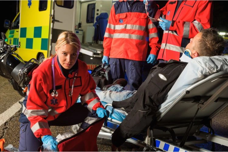 Secouristes en pleines activités pour sauver un blessé pendant la nuit représentant les avantages du travail en 4X8