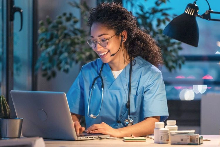Femme employée d'hôpital de garde la nuit