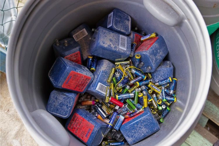 Moyennes et petites batteries usagées dans un saut pour montrer comment elles sont recyclées