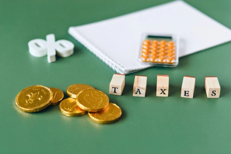 Calculatrice, un document et quelques pièces pour représenter la fiscalité avantageuse du PER
