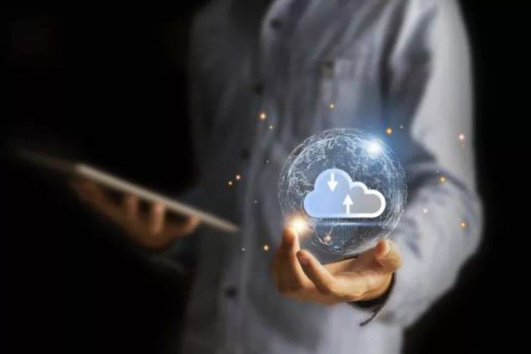 Homme avec une tablette et tenant un planisphère avec un symbole de nuage à l'intérieur