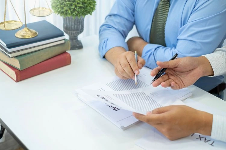 Conseiller juridique donnant son avis sur un dossier dans une entreprise