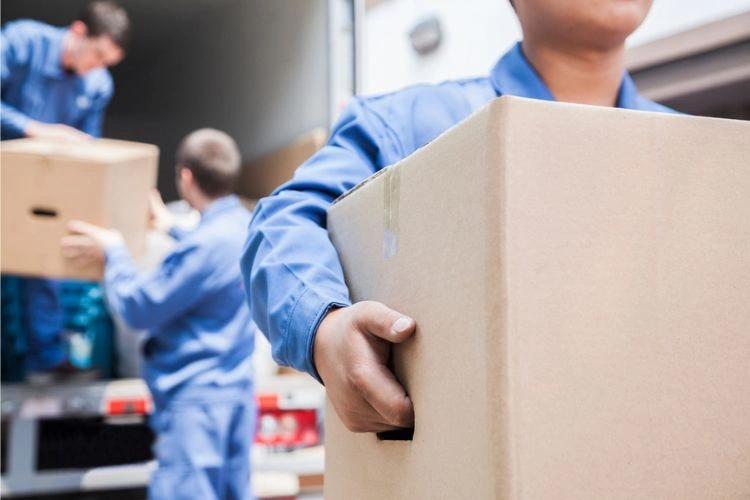 Homme déplaçant des cartons pour représenter le métier de déménageur