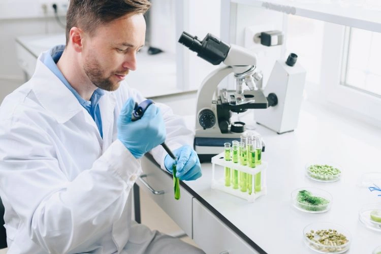 Biologiste en plein travail