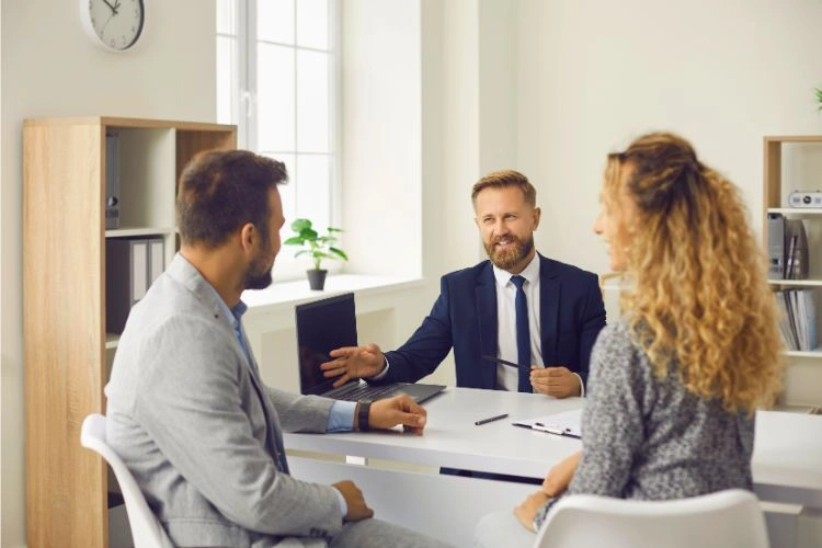 Deux hommes et une femme discutant d'un sujet juridique