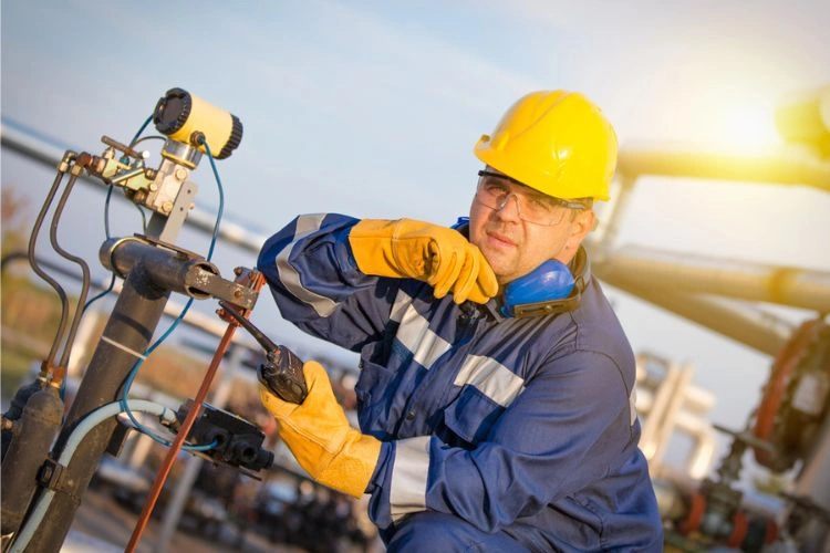 Ouvrier de plateforme pétrolière en tenu sur son lieu de travail