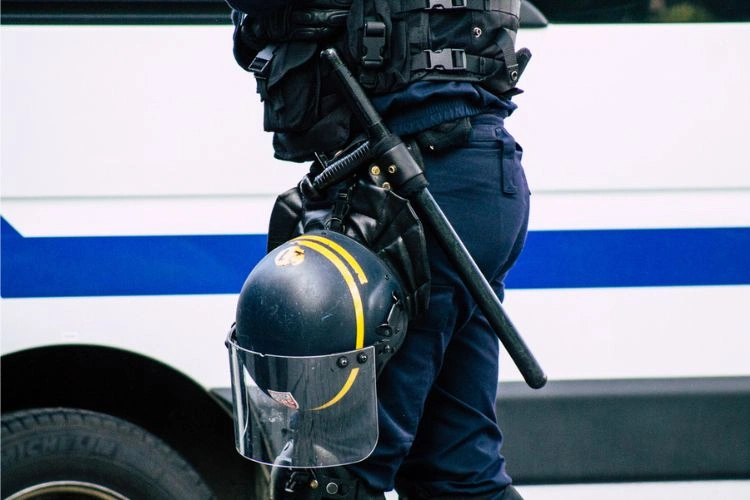 Agent de police debout