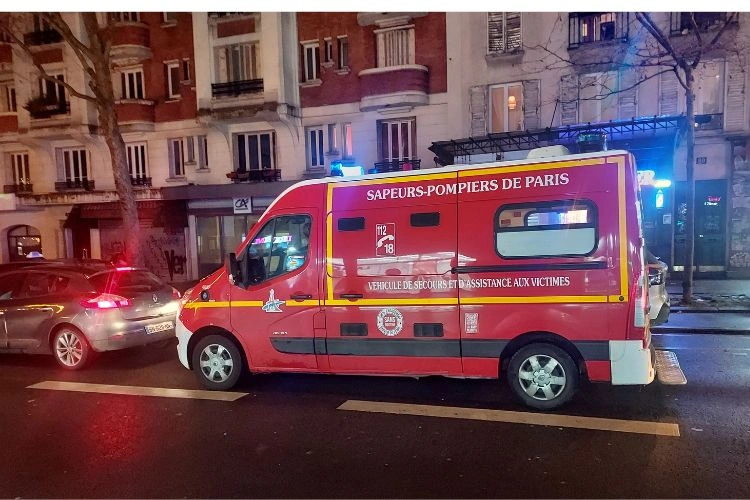 Voiture de pompier roulant la nuit pour représenter le travail en 5x8