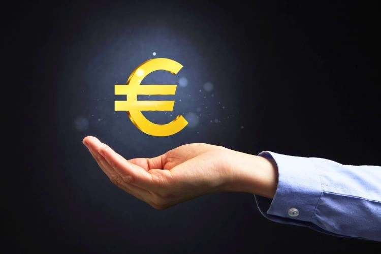 Personne tenant le signe de l'euro dans sa main pour représenter le prix des batteries usagées