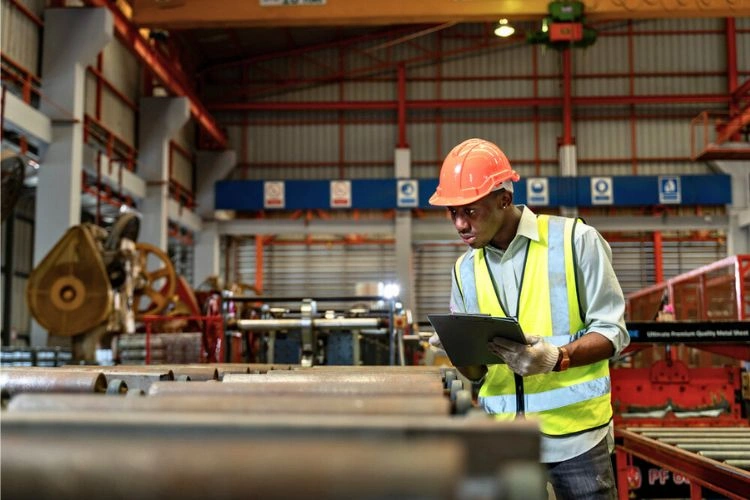 Employé industriel représentant les secteurs dans lesquels on pratique le travail en 5X8