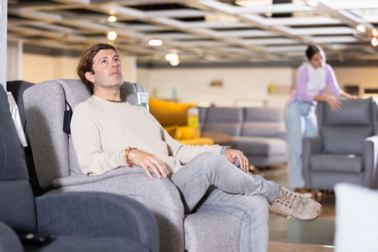 Homme en train de tester un fauteuil