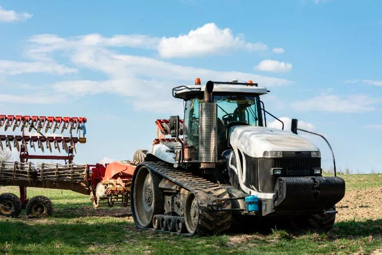 Tracteur à chenilles dans un champ
