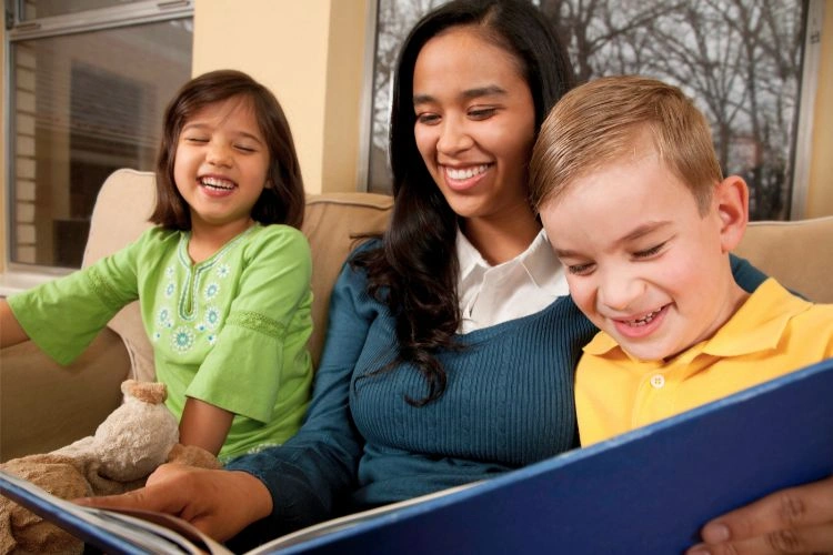 Femme en train de surveiller des enfants