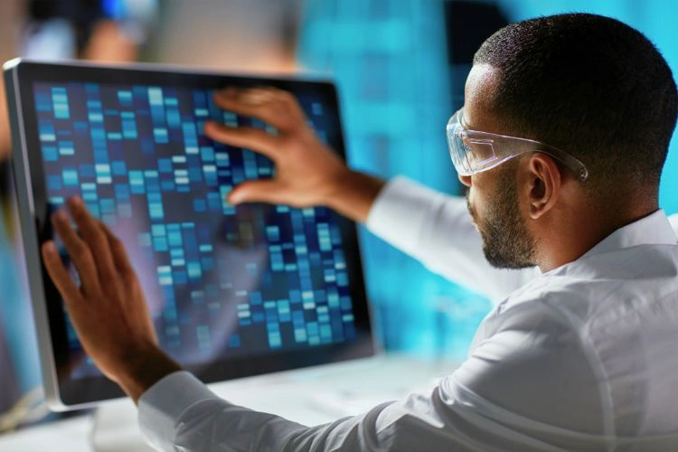 Homme en pleine création informatique