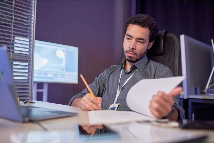 Homme data scientist en plein travail