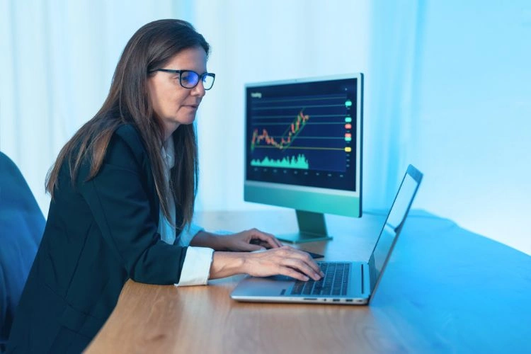 Femme en train de gérer des cryptomonnaies