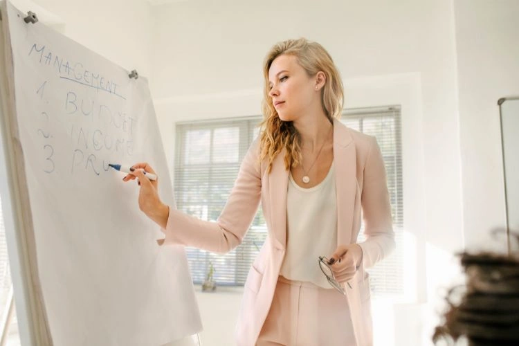 Femme responsable marketing en train d'élaborer un plan