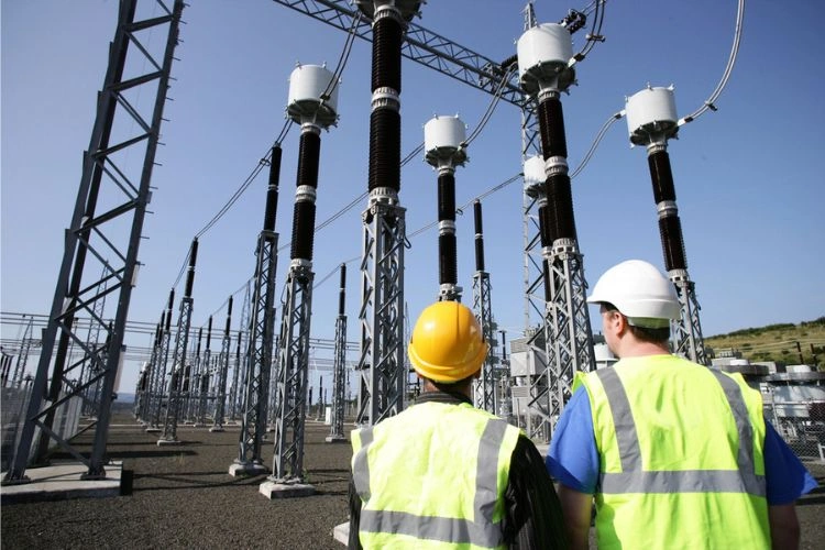 Deux ingénieurs devant des installations électriques