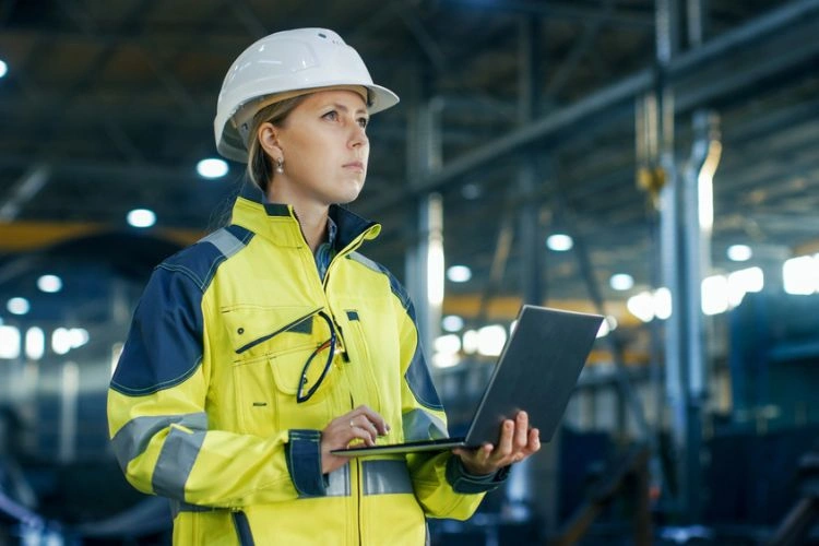 Ingénieure industrielle avec un ordinateur en main