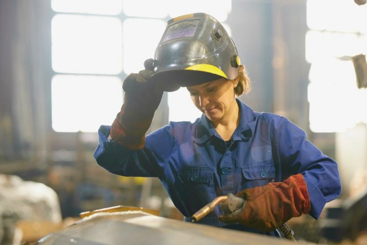 Femme soudeur en plein travail