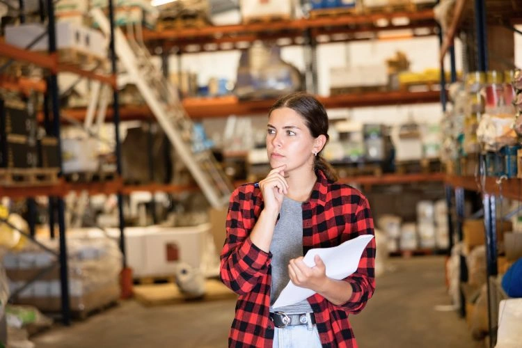Femme en train de faire un inventaire