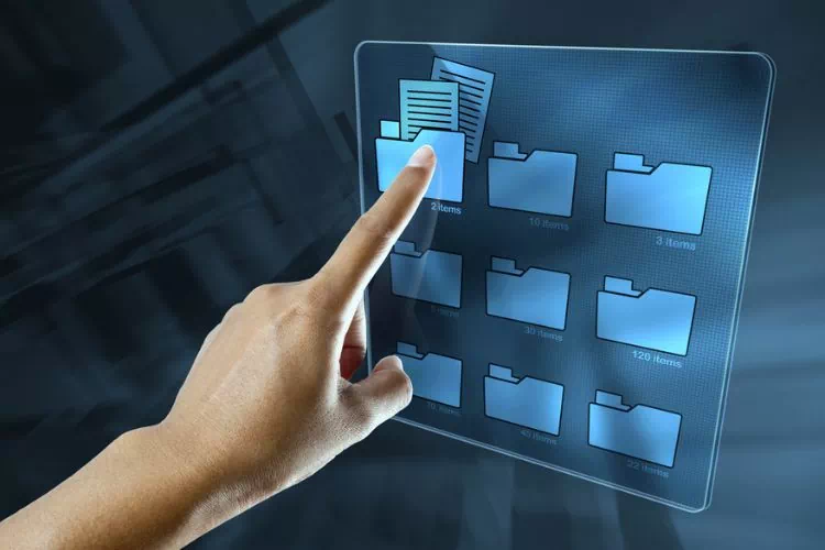 Personne en train de sauvegarder des données dans un dossier