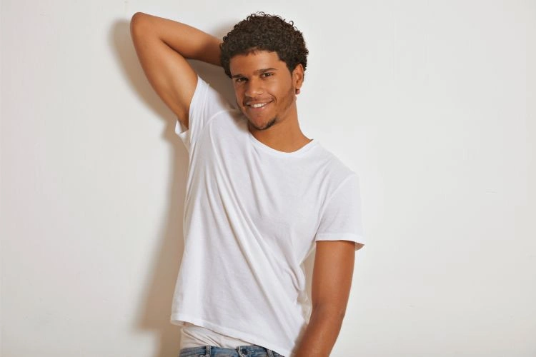 Homme posant pour une publicité