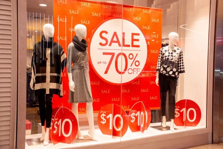 Articles en promotions dans une vitrine de magasin