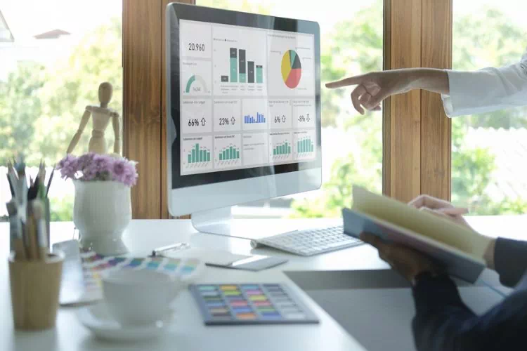 Équipe travaillant sur des données affichées sur ordinateur