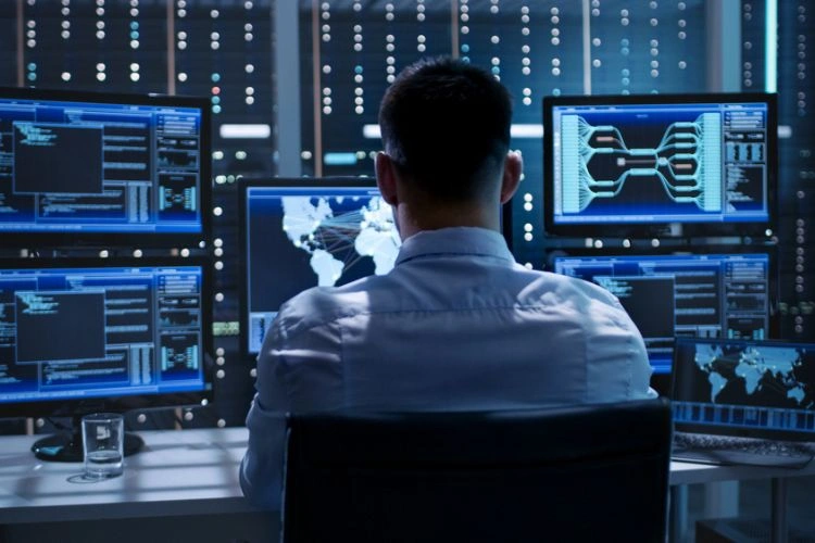Ingénieur en cybersécurité devant son travail