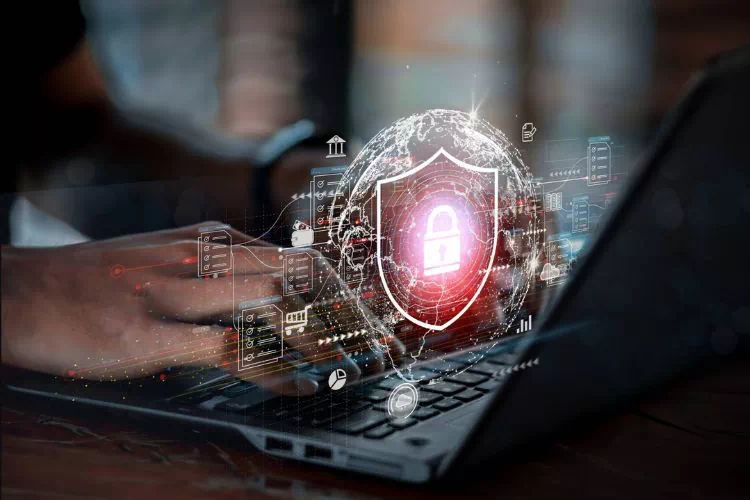 Personne allant sur internet de manière sécurisée