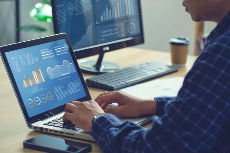 Collaborateur travaillant sur des données et leur visualisation graphique