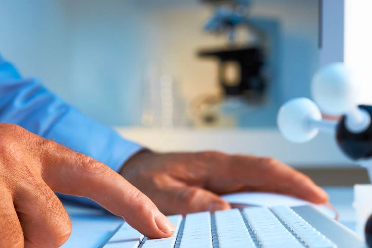 Personne appuyant un ordinateur représentant un data scientist