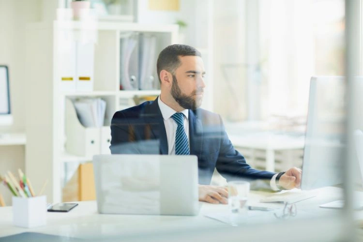 Homme travaillant sur son ordinateur