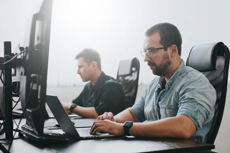 Personnes en plein travail sur leur ordinateur