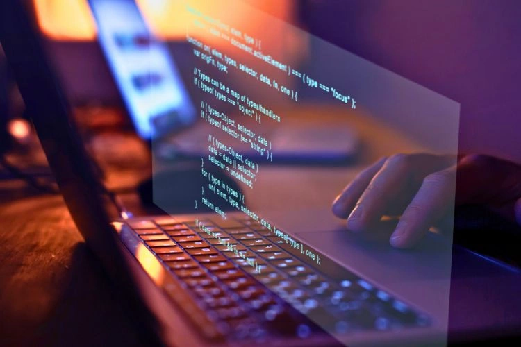 Personne en train de coder