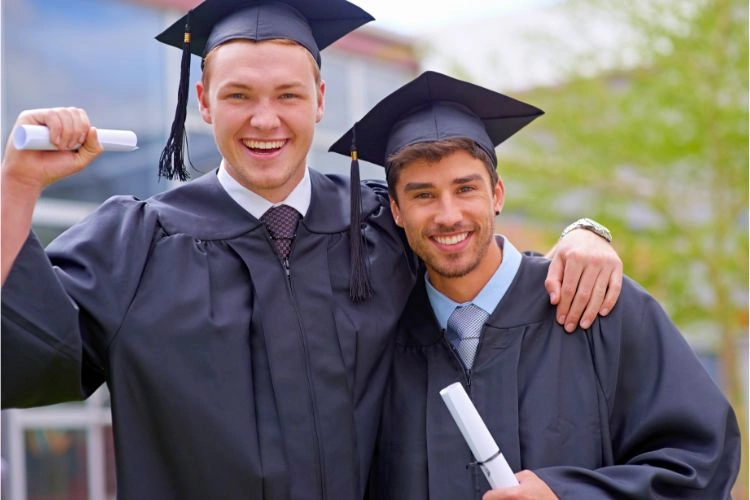 Deux diplômés d'une école d'informatique