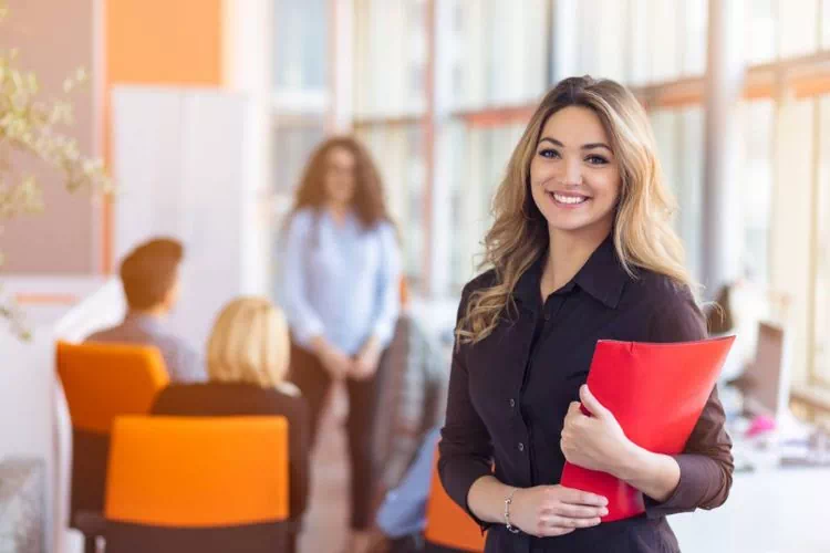 Femme de la fonction publique à son travail et épanouie