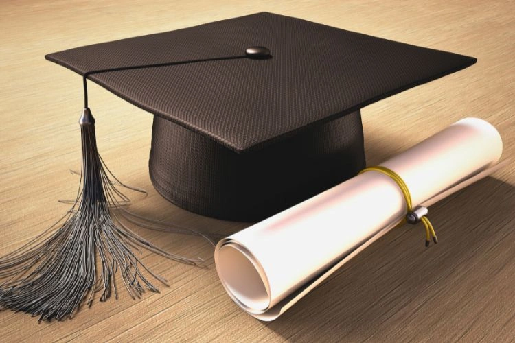 Chapeau de diplômé pour représenter les études pour devenir Chief data officer