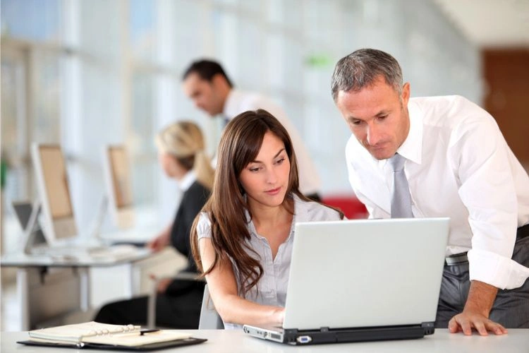 Femme en pleine formation d'hacking éthique