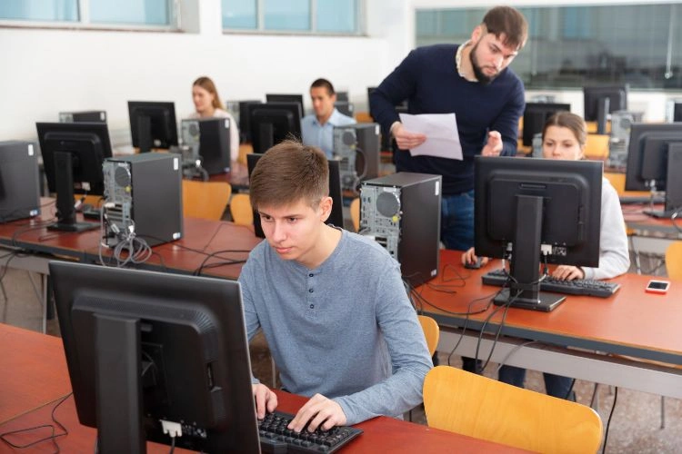 Jeunes étudiants dans un cours de cybersécurité
