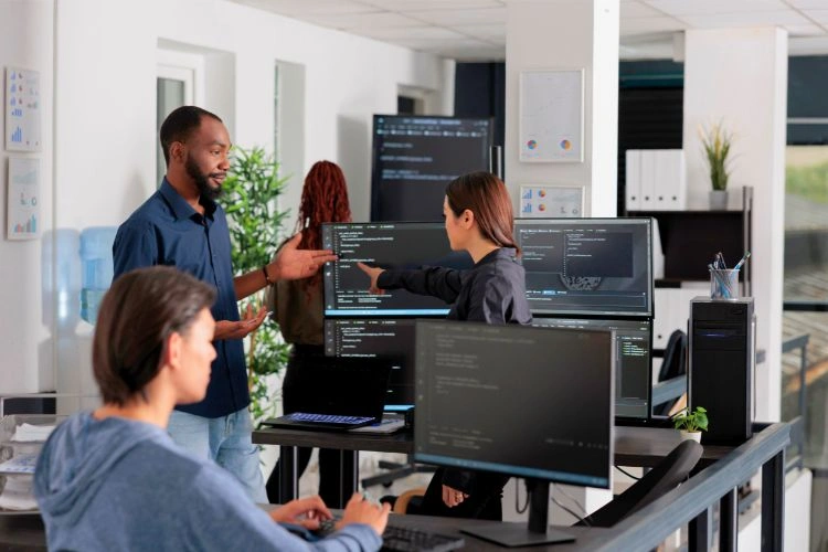 Ingénieurs en machine learning en plein travail