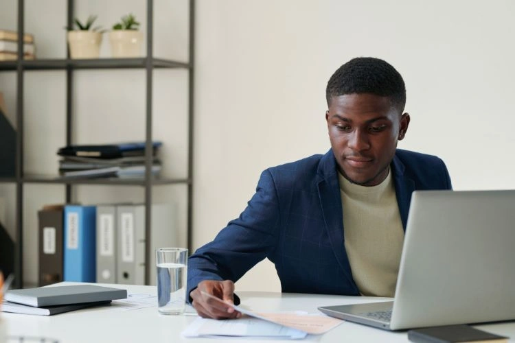 Homme Chief data officer en plein travail
