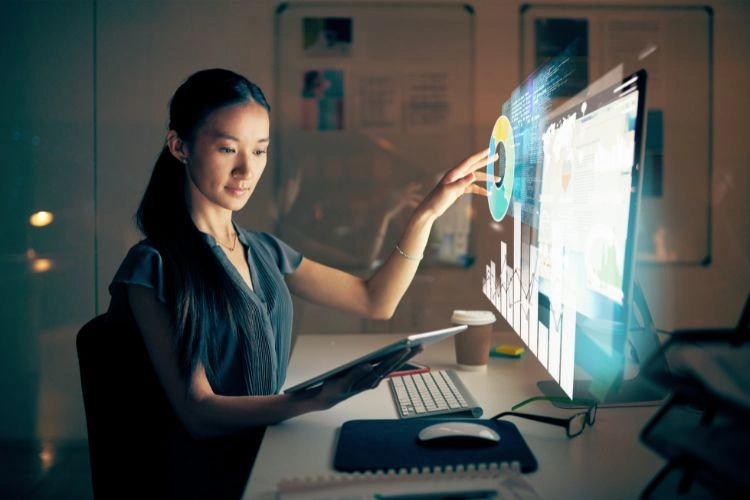 Femme gérant la sécurité des informations pour représenter les qualités du métier