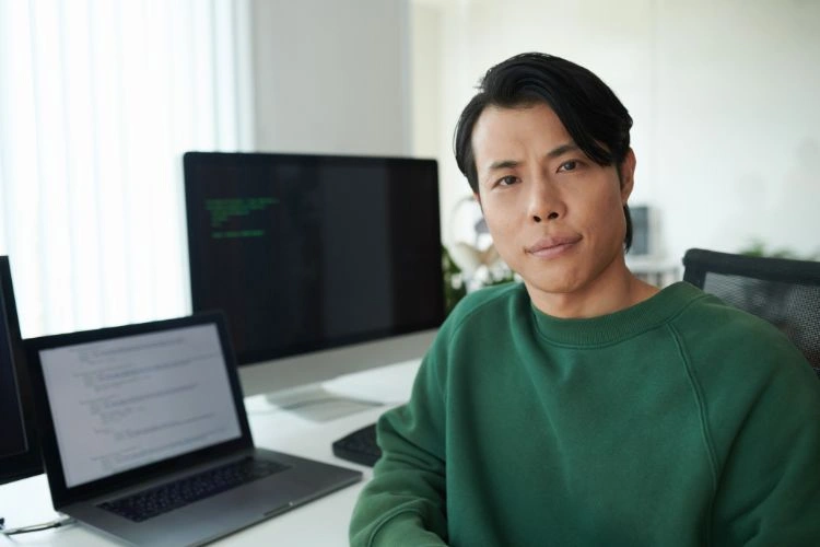 Homme responsable de la sécurité des systèmes d'information